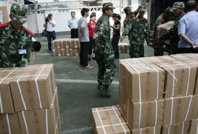 成捆高考試卷太重，印刷廠職工使用手動(dòng)液壓搬運(yùn)車(chē)更省力
