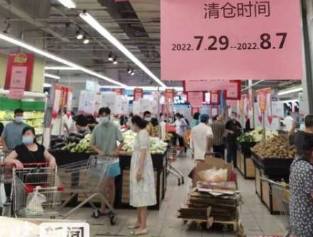 石家莊兩大知名連鎖超市撤店，店員用液壓搬運(yùn)車搬運(yùn)貨柜