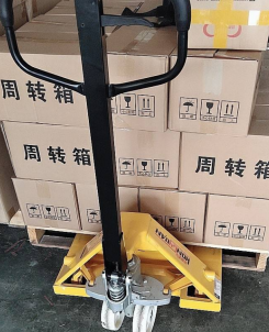 工廠庫房比較擁擠，用手動托盤搬運(yùn)車比較適宜