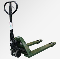 木材廠生產(chǎn)車間手動液壓搬運車搬運木材原料